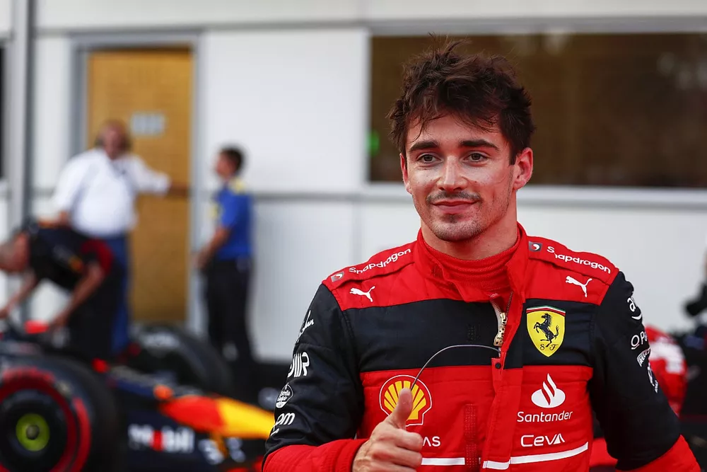 Le poleman Charles Leclerc, Ferrari, f&ecirc;te dans le parc ferm&eacute;