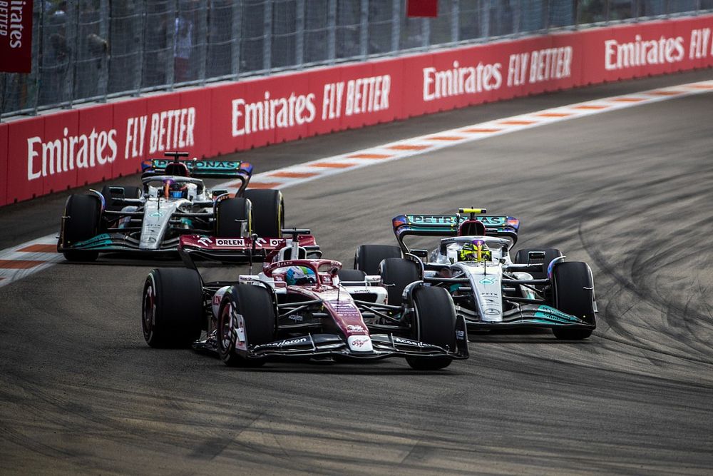 Valtteri Bottas, Alfa Romeo C42, Lewis Hamilton, Mercedes W13, George Russell, Mercedes W13