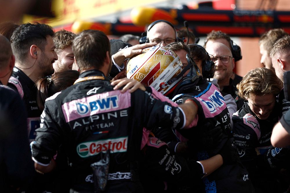 Pierre Gasly, Alpine F1 Team, 3rd position, celebrates with his team after the Sprint