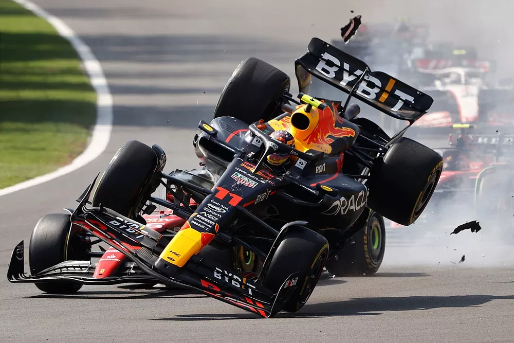 Charles Leclerc, Ferrari SF-23, Sergio P&eacute;rez, Red Bull Racing RB19, se tocan en la salida provocando el accidente del mexicano.