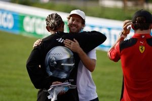 F1: Em meio a situação difícil na Ferrari, Hamilton planeja conversa com Vettel 