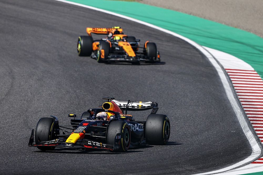 Max Verstappen, Red Bull Racing RB19, Lando Norris, McLaren MCL60