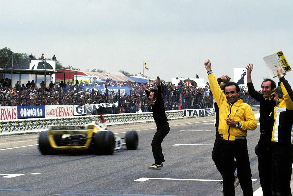 L'équipe Renault, dont Jean Sage, célèbre sa première victoire décrochée par Jean-Pierre Jabouille