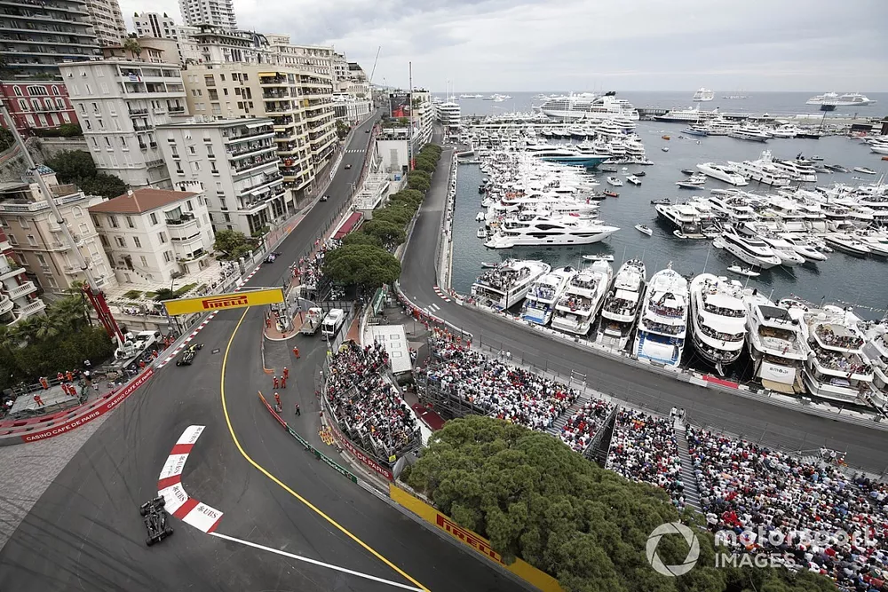 Daniel Ricciardo, Renault R.S.19, devant Kevin Magnussen, Haas F1 Team VF-19