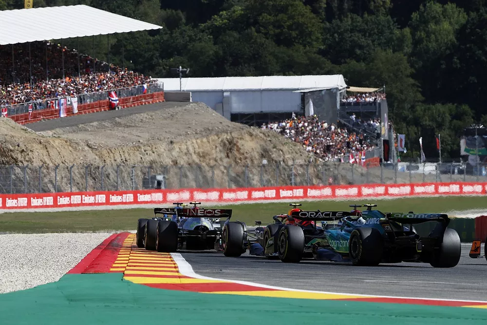 Lewis Hamilton, Mercedes W13, Sergio P&eacute;rez, Red Bull Racing RB18, Sebastian Vettel, Aston Martin AMR22, persiguen a los primeros clasificados