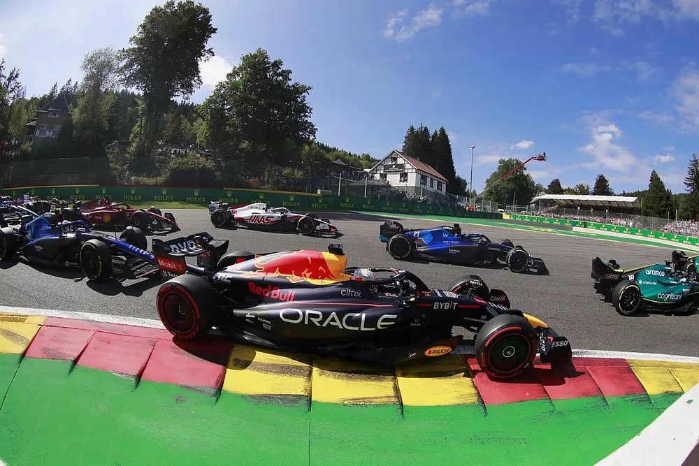 Max Verstappen, Red Bull Racing RB18, Nicholas Latifi, Williams FW44, Charles Leclerc, Ferrari F1-75, the remainder of the field at the start