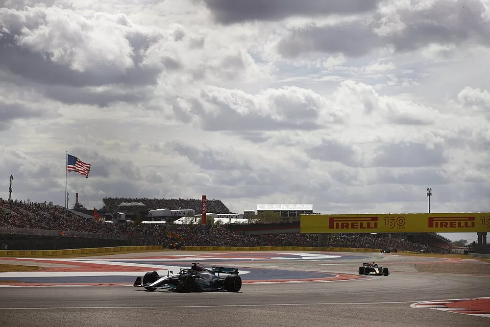George Russell, Mercedes W13, Sergio Perez, Red Bull Racing RB18