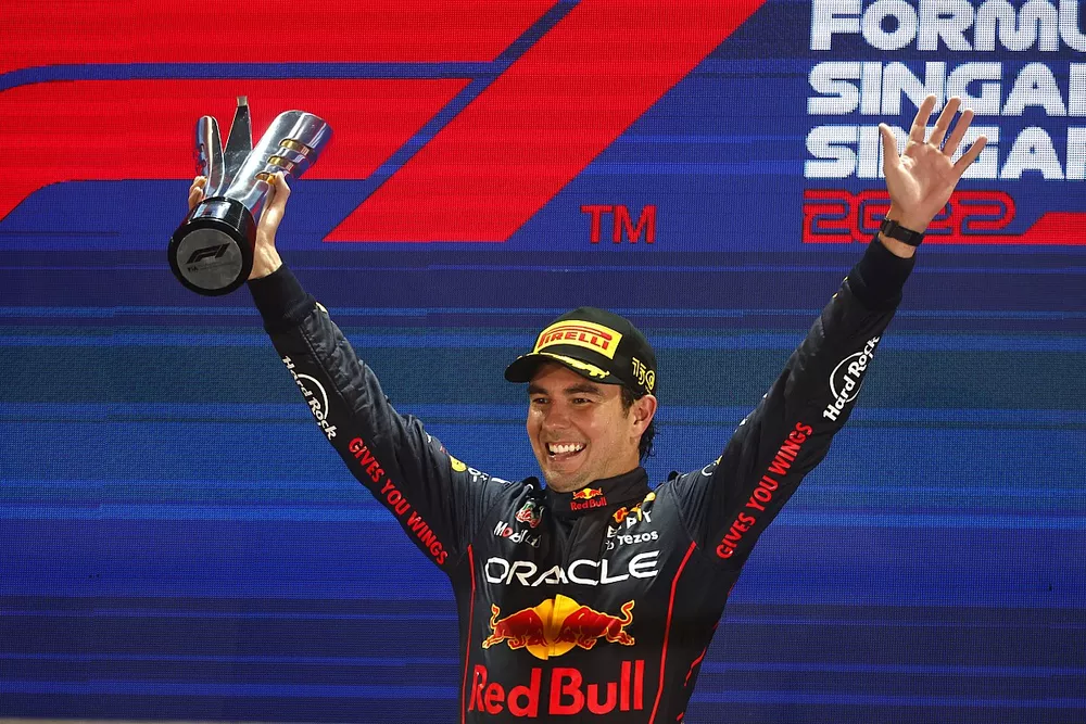Le vainqueur Sergio Perez, Red Bull Racing, avec son troph&eacute;e sur le podium