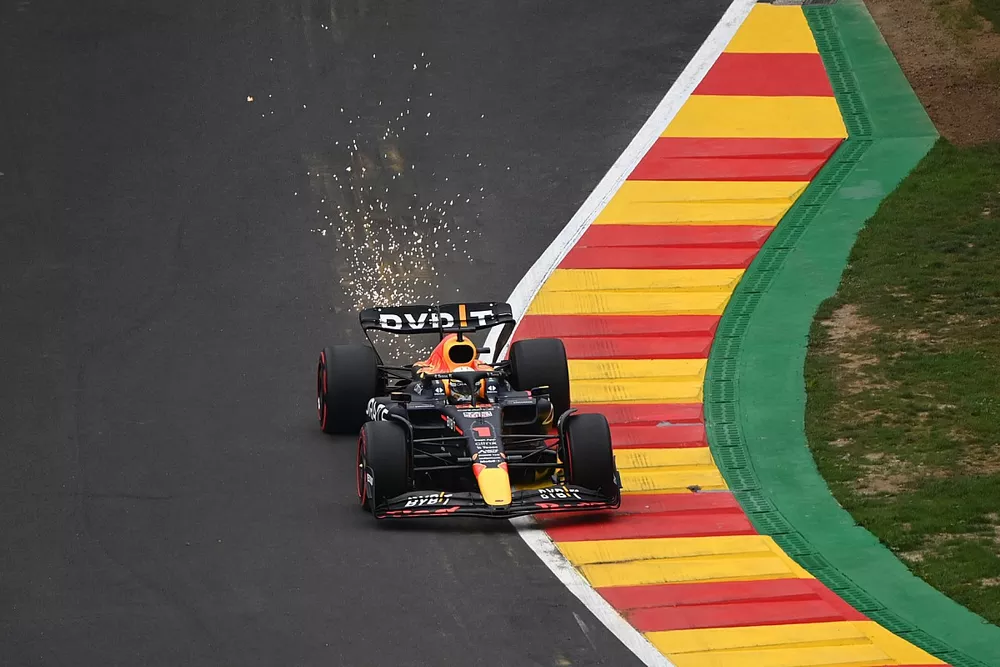 Max Verstappen, Red Bull Racing RB18, fait des &eacute;tincelles