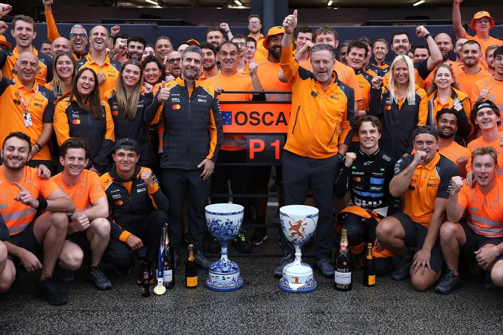 Lando Norris, McLaren, Oscar Piastri, McLaren, Andrea Stella, McLaren, Zak Brown, McLaren