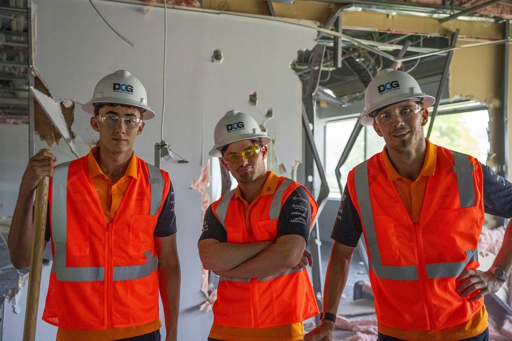 Nolan Siegel, Patricio O'Ward, Christian Lundgaard, Arrow McLaren, en la nueva sede del equipo