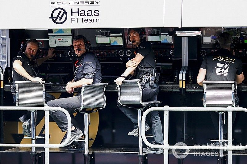 Guenther Steiner, director del equipo, Haas F1, y Ayao Komatsu, ingeniero jefe de carreras, Haas F1, en la pared del hoyo