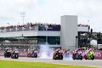 Foto: Marc Márquez deja su firma, literal, sobre la parrilla de Phillip Island