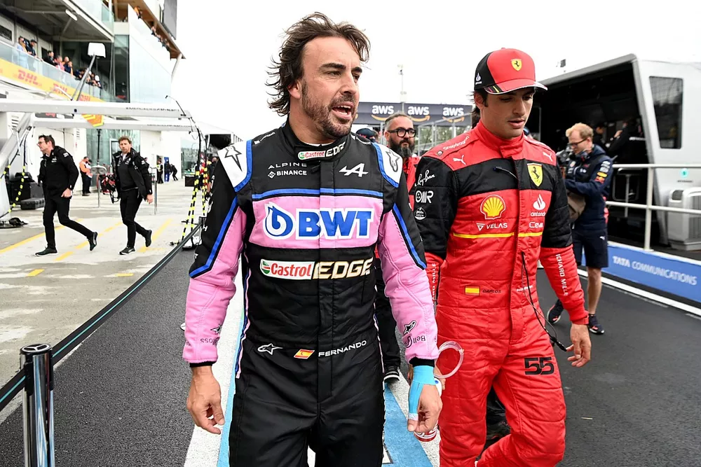 Fernando Alonso, Alpine F1 Team, Carlos Sainz, Ferrari, talk after Qualifying
