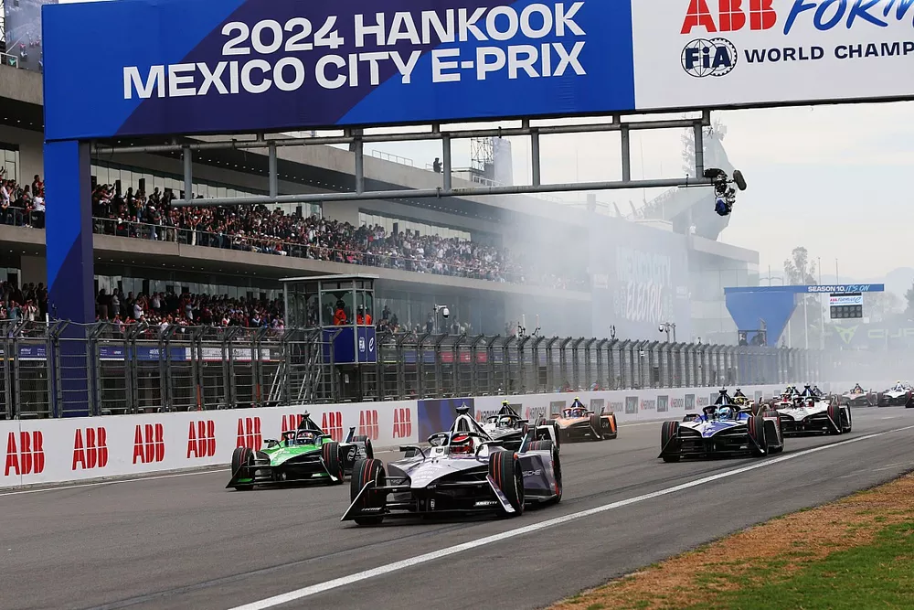 Pascal Wehrlein, Porsche, Porsche 99X Electric Gen3, Sebastien Buemi, Envision Racing, Jaguar I-TYPE 6, Mitch Evans, Jaguar Racing, Jaguar I-TYPE 6, Nick Cassidy, Jaguar TCS Racing, Jaguar I-TYPE 6, Jake Hughes, McLaren, e-4ORCE 04, el resto de la parrilla en la salida.