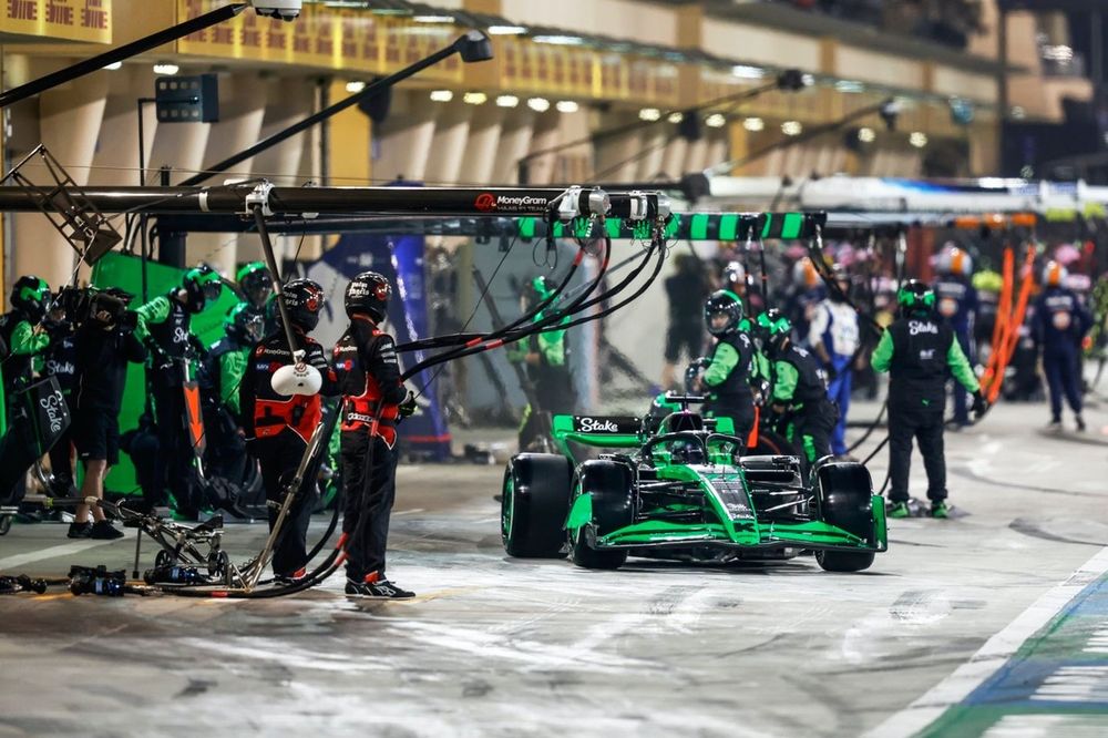 Valtteri Bottas, Stake F1 Team Kick Sauber C44, sai do box após uma parada