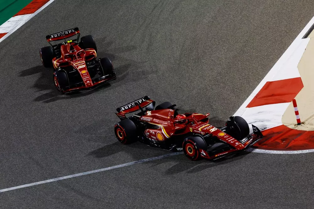 Charles Leclerc, Ferrari SF-24 y Carlos Sainz, Ferrari SF-24 
