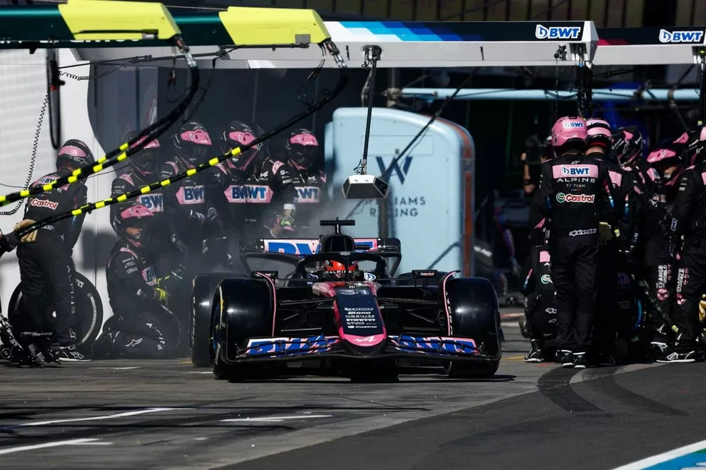 Arr&ecirc;t au stand d'Esteban Ocon, Alpine A524