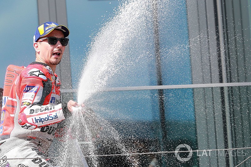 Lorenzo se impone en Austria y demuestra que también sabe contener a Márquez
