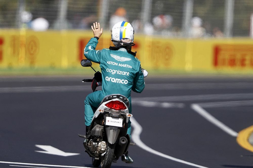 Sebastian Vettel, Aston Martin, vuelve a los boxes 

