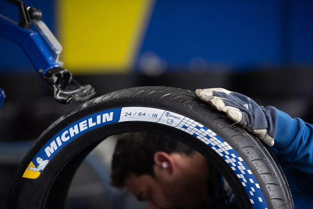 Un ing&eacute;nieur Michelin travaille sur un pneu