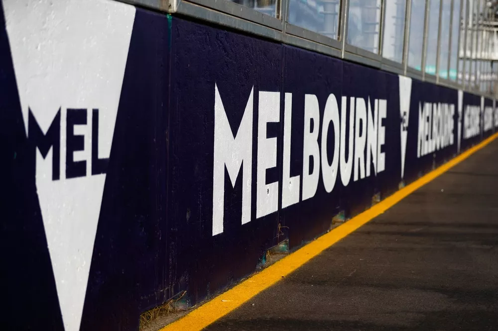 Melbourne branding op de pitmuur
