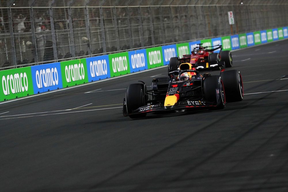 Max Verstappen, Red Bull Racing RB18, 1ª posición, se lleva la victoria por delante de Charles Leclerc, Ferrari F1-75, 2ª posición