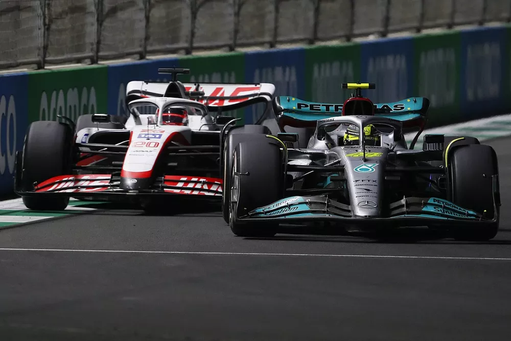 Lewis Hamilton, Mercedes W13, Kevin Magnussen, Haas VF-22