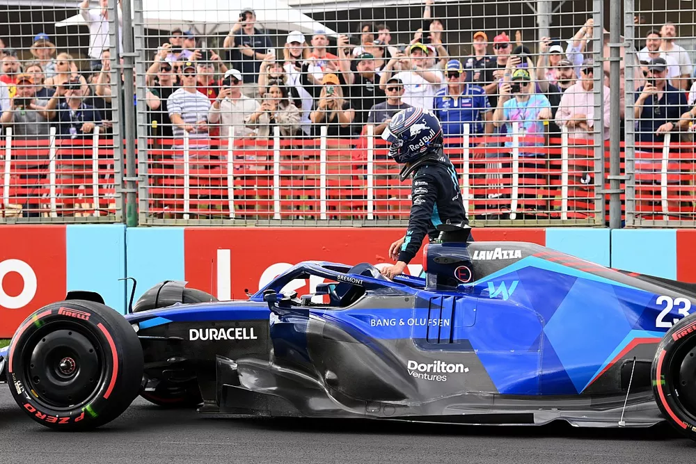Los oficiales asisten a Alex Albon, Williams FW44, tras una aver&iacute;a en la clasificaci&oacute;n
