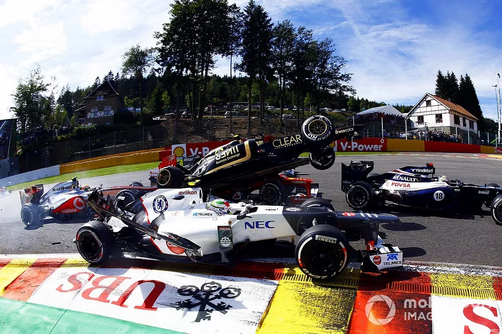 Romain Grosjean, Lotus E20 Renault, Sergio P&eacute;rez, Sauber C31 Ferrari, Fernando Alonso, Ferrari F2012, y Lewis Hamilton, McLaren MP4-27 Mercedes chocan al inicio