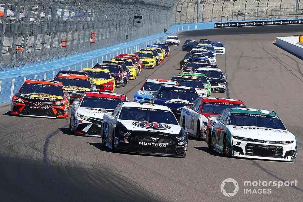 Chase Elliott, Hendrick Motorsports, Chevrolet Camaro Unifirst and Kevin Harvick, Stewart-Haas Racing, Ford Mustang Jimmy John's Freaky Fast Rewards