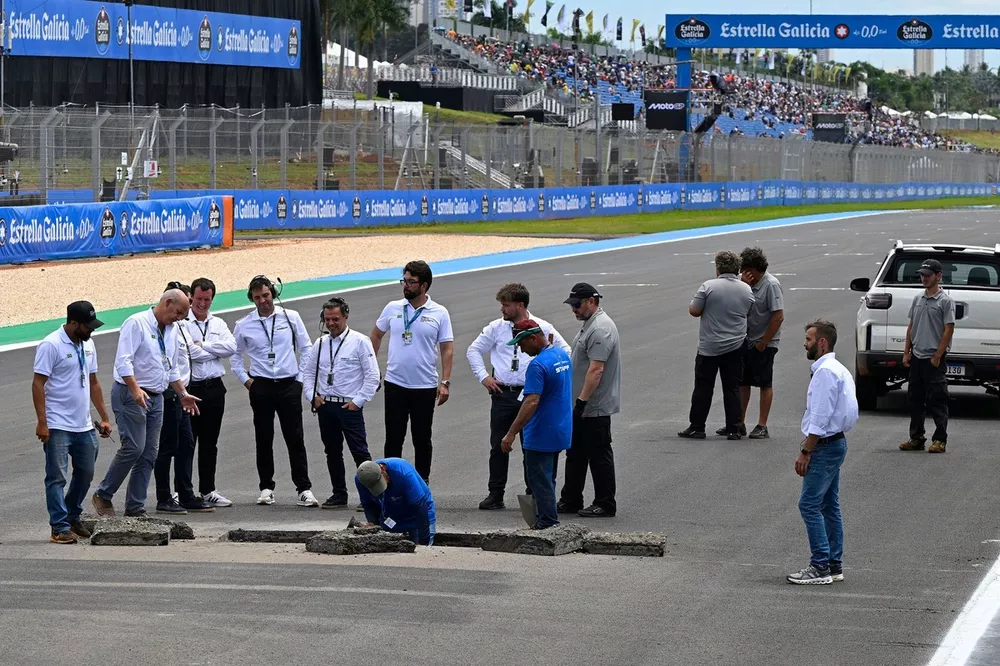 Reparan un socav&oacute;n en la recta de meta.