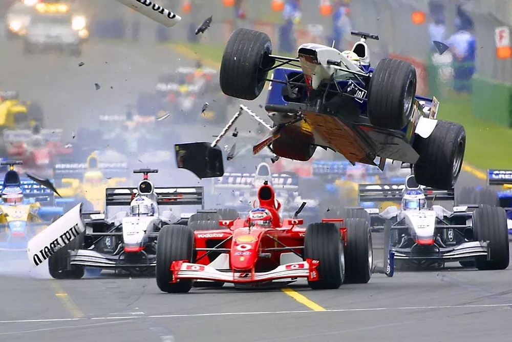 Accidente en la primer curva de Ralf Schumacher, Williams vuela sobre Rubens Barrichello, Ferrari