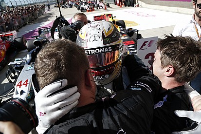 Hamilton, diğer pilotların kendisini övmesi nedeniyle çok mutlu