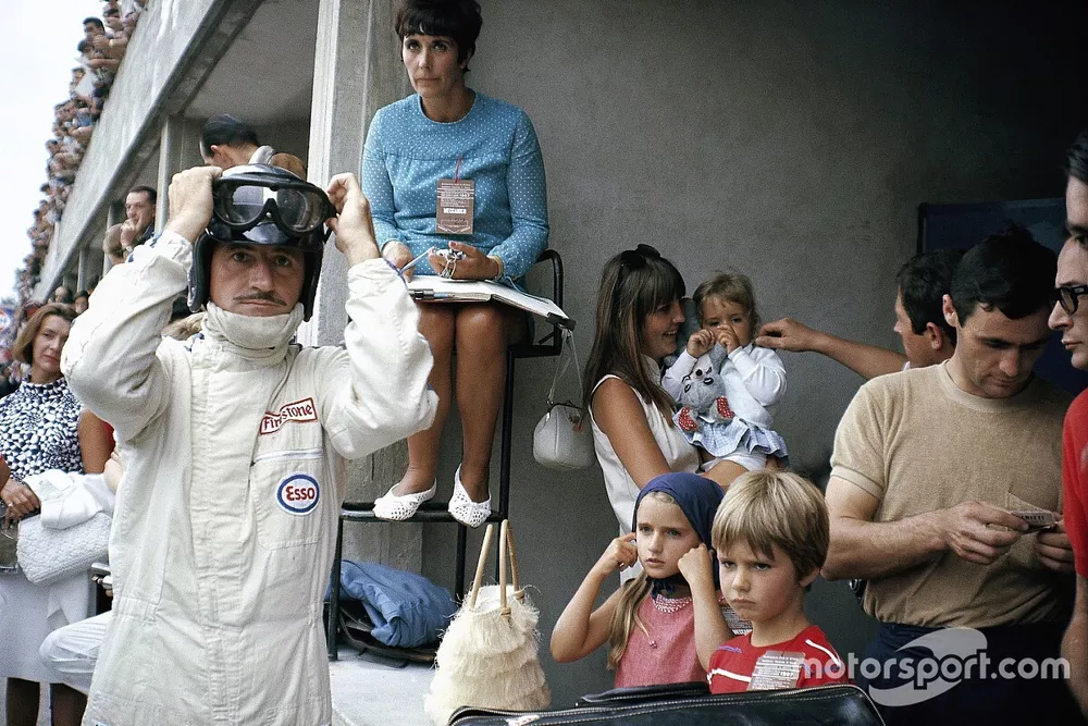 Graham Hill se pr&eacute;pare dans les stands, entour&eacute; par sa famille : sa femme Bette Hill et une nounou qui surveille les trois enfants, dont Damon Hill.