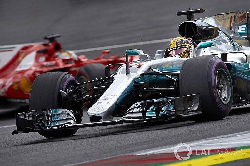 Lewis Hamilton, Mercedes AMG F1 W08, Sebastian Vettel, Ferrari SF70H