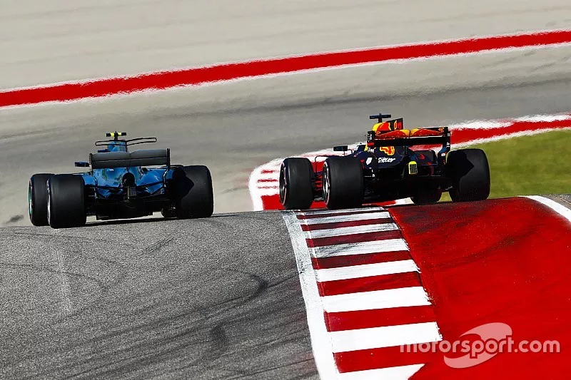 Daniel Ricciardo, Red Bull Racing RB13, Valtteri Bottas, Mercedes AMG F1 W08