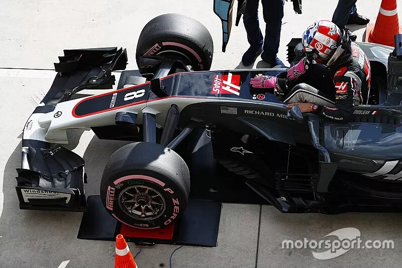 Romain Grosjean, Haas F1 Team VF-17, &agrave; la pes&eacute;e de la FIA