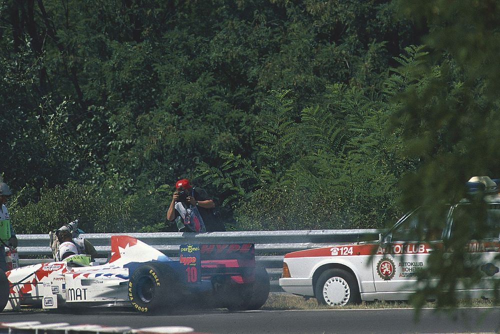 Taki Inoue, Arrows FA16  es atropellado por un el coche médico después de intentar apagar un fuego