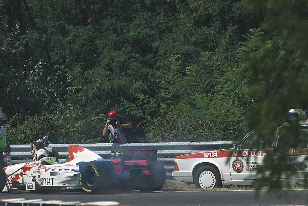 Taki Inoue, Arrows FA16  es atropellado por un el coche m&eacute;dico despu&eacute;s de intentar apagar un fuego