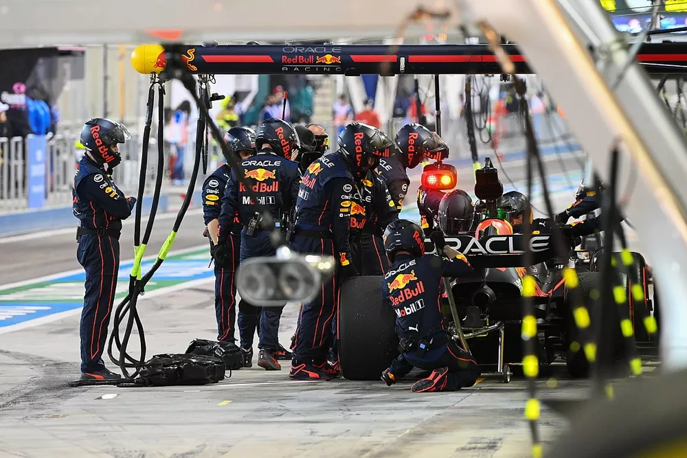 Max Verstappen, Red Bull Racing RB18, retires