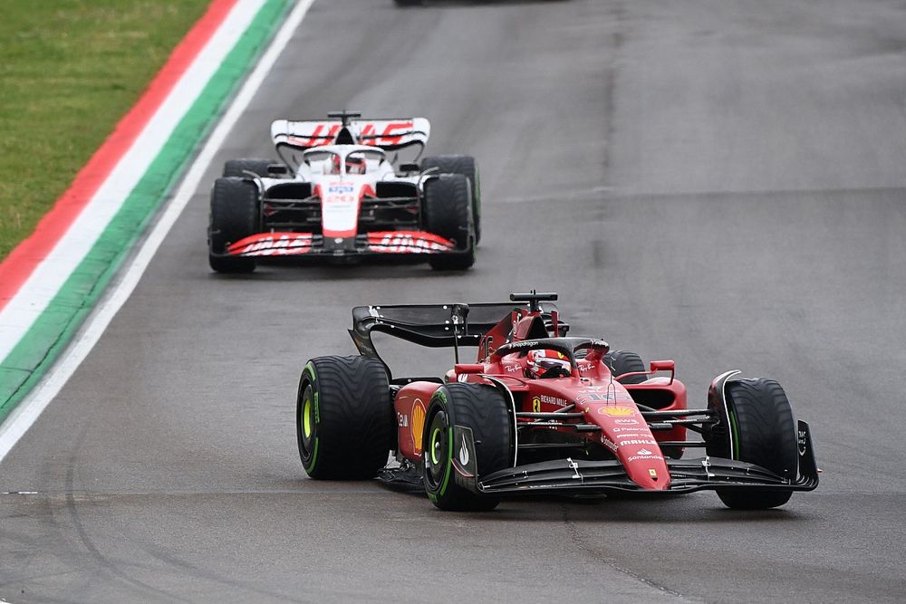 Charles Leclerc, Ferrari F1-75, Kevin Magnussen, Haas VF-22, George Russell, Mercedes W13