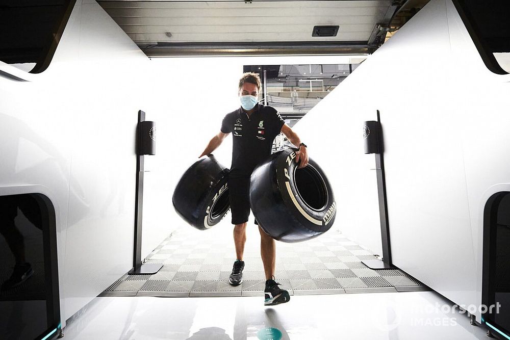 Mec&aacute;nico de Mercedes con neum&aacute;ticos Pirelli