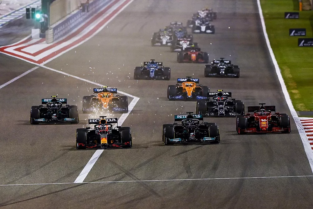 Max Verstappen, Red Bull Racing RB16B, Lewis Hamilton, Mercedes W12, Charles Leclerc, Ferrari SF21, Valtteri Bottas, Mercedes W12, Lando Norris, McLaren MCL35M, e il resto delle auto alla partenza della gara