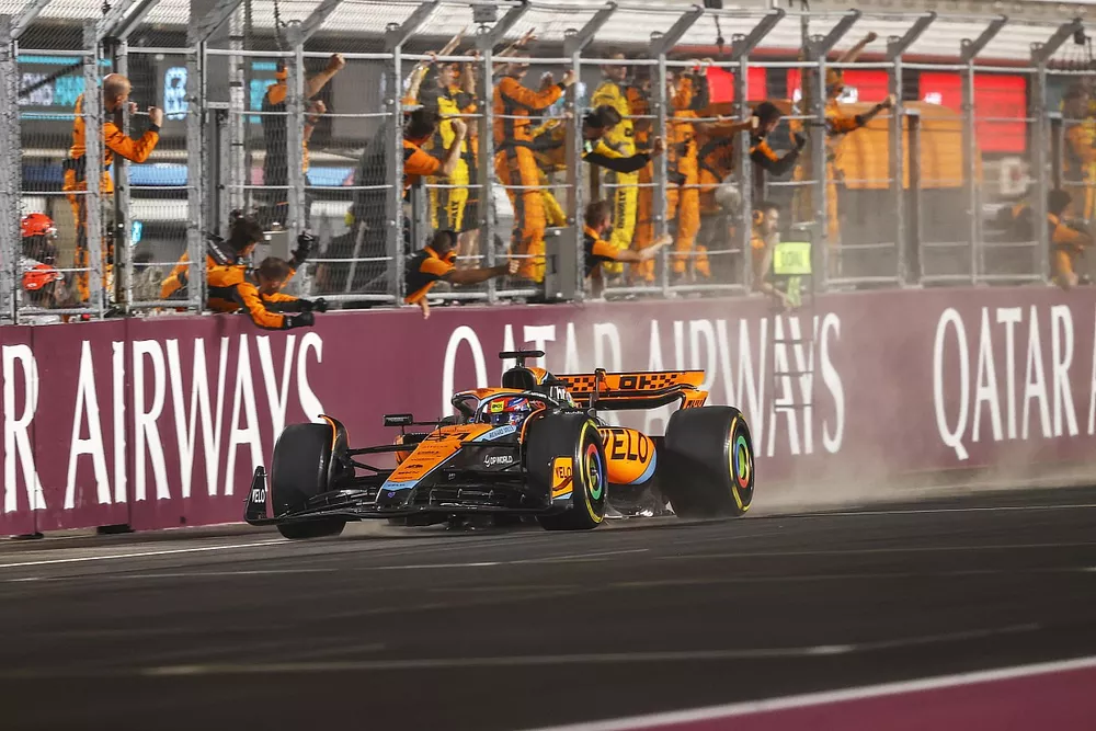 Oscar Piastri, McLaren MCL60, 1st position, takes the chequered flag in the sprint as his team cheers from the pit wall