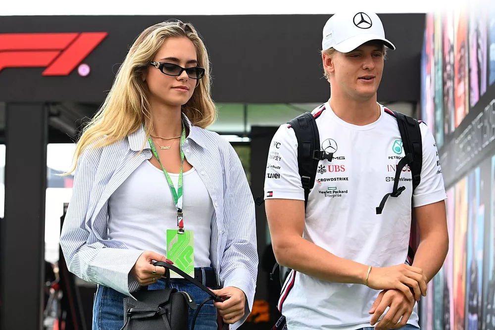 Mick Schumacher, piloto reserva de Mercedes-AMG, y su novia Laila Hasanovic llegan al paddock