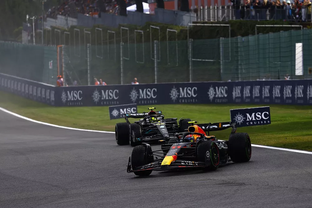 Sergio P&eacute;rez, Red Bull Racing RB19, adelanta a Lewis Hamilton, Mercedes F1 W14