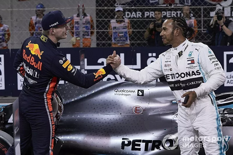 Max Verstappen, Red Bull Racing, f&eacute;licite Lewis Hamilton, Mercedes AMG F1, pour sa pole position