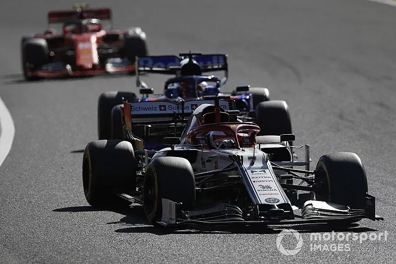 Kimi Raikkonen, Alfa Romeo Racing C38, devant Daniil Kvyat, Toro Rosso STR14