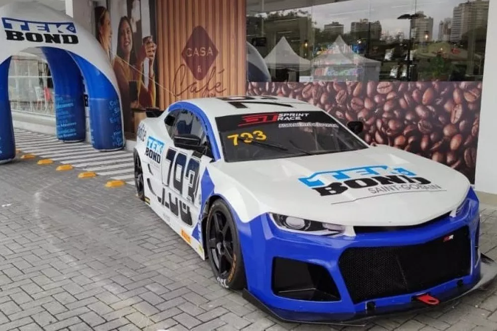 GT Sprint Race de Adalberto Baptista exposto em frente a loja em Curitiba